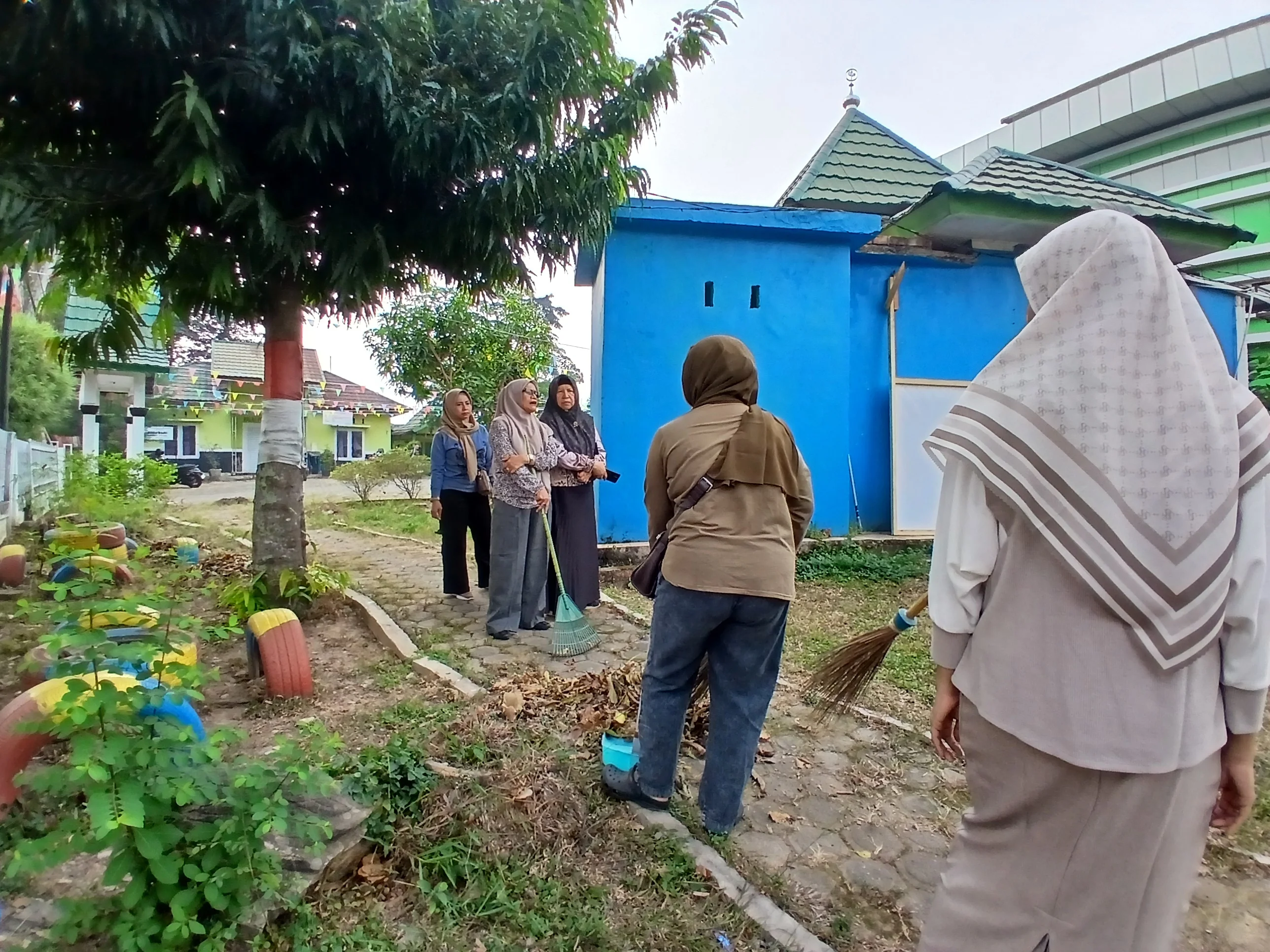 Semangat Jumat Bersih, Pegawai Kecamatan Kotabaru Bersama Jaga Kebersihan