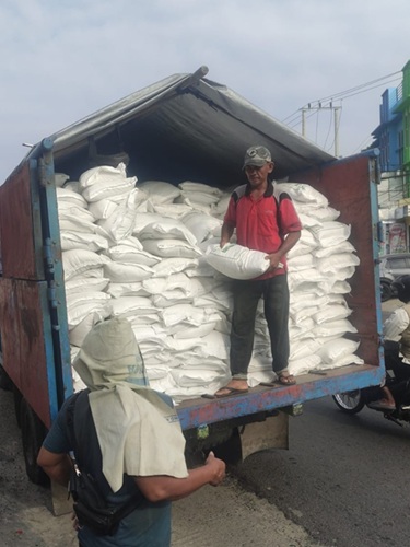 Mobil pengangkut bantuan pangan